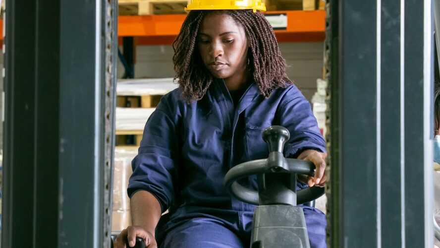 Empilhadeira manual ou hidráulica: qual a melhor opção para o seu negócio?