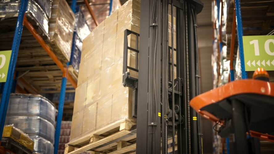 Empilhadeira semi elétrica: a solução ideal para sua empresa